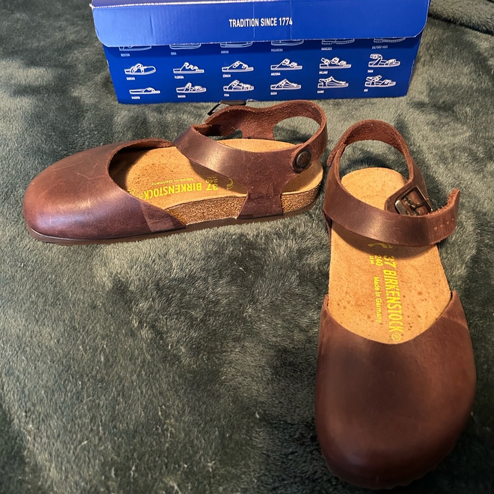 These are Birkenstock Messina’s size 37 (6.5) but fits size 7 & 7.5 womens